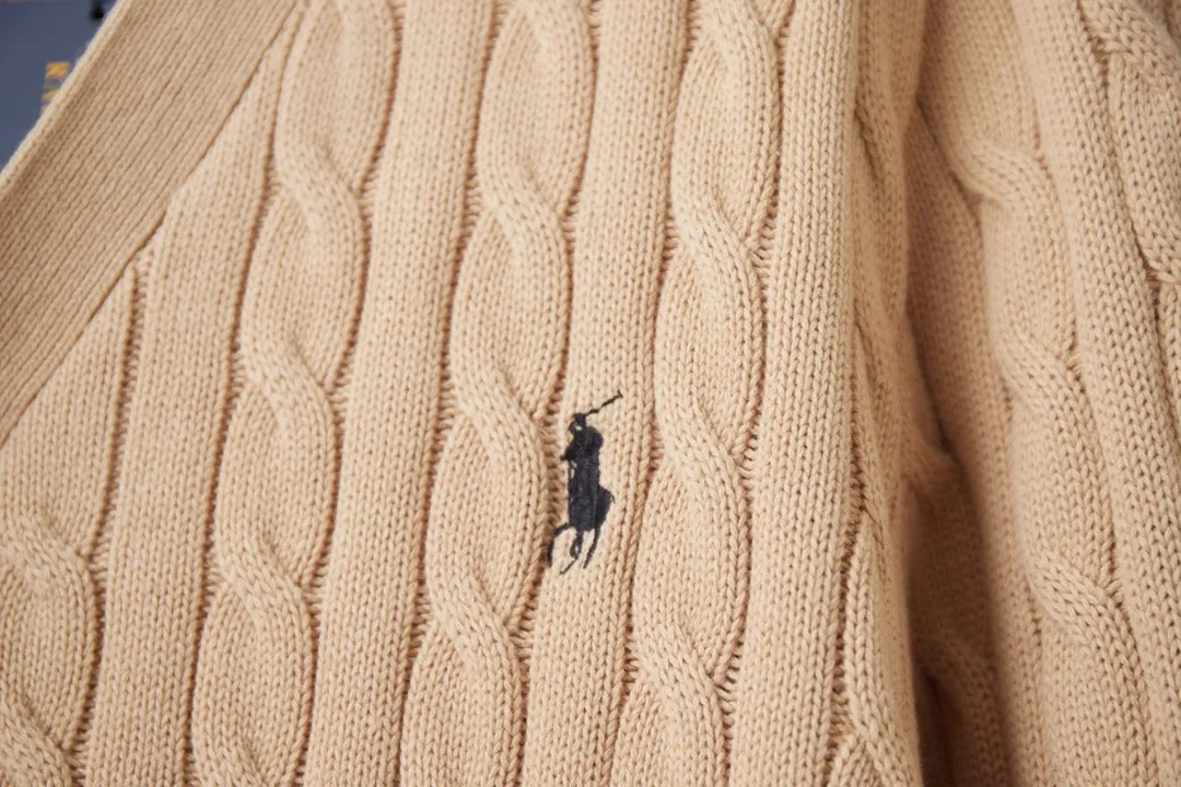 P250 POLO Paul Ralph Lauren 25FW new autumn and winter style classic war horse embroidered twist sweater, light luxury, a must-have item for daily commuting for men and women. Correct version. Welcome to compare. Detailed features · Made of 35% wool content yarn, 35% cashmere 30% synthetic fiber · Used German imported machine twist knitted cardigan · Open mold customization brand logo resin buttons · Imported Tajima machine embroidered classic war horse · Thread design on collar, cuffs and hem, windproof and comfortable · Original main mark, washed tag, moisture-proof paper packaging Color: black/khaki/grey Size: S M L XL